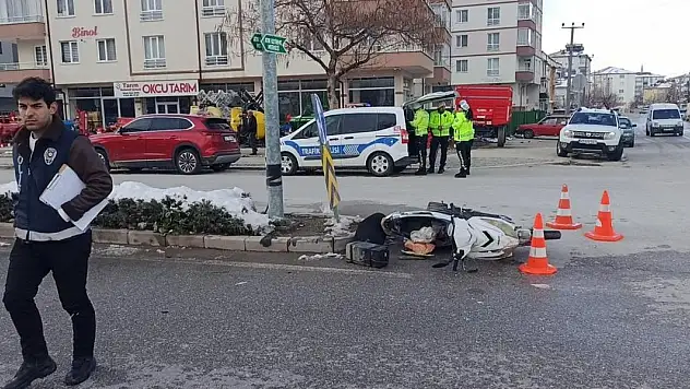 Kontrolsüz şerit değiştiren motosiklete araç çarptı