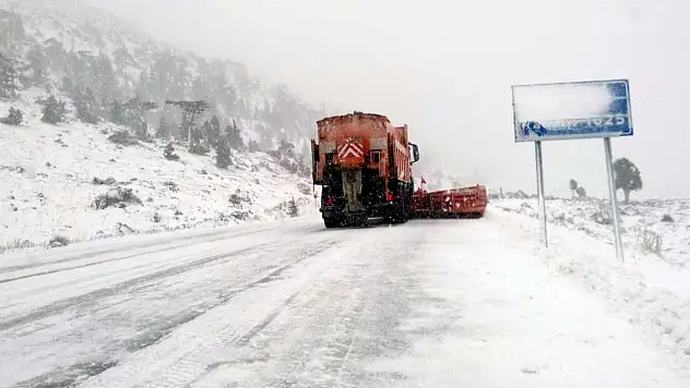 Konya-Antalya yolunda kar nöbeti: Ekipler teyakkuzda!