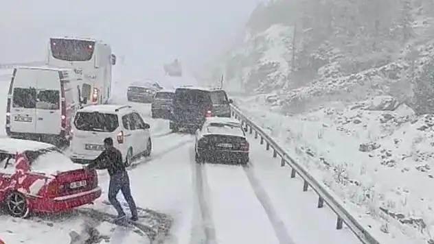 Konya-Antalya yolunda mevsimler şaştı: Alacabel'de kar kalınlığı 25 santime ulaştı!