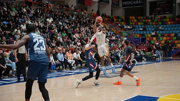 Konya BBSK evinde geri dönüşü tamamlayamadı! Play-off öncesi can sıkan yenilgi! 101-97