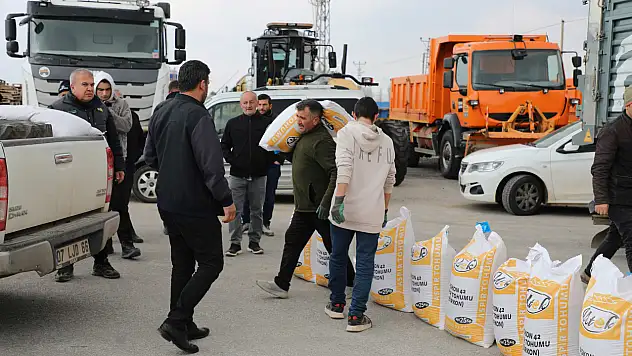 Konya Büyükşehir'den çiftçiye 17 bin kilo tohum desteği! Kurak araziler bereketlenecek!