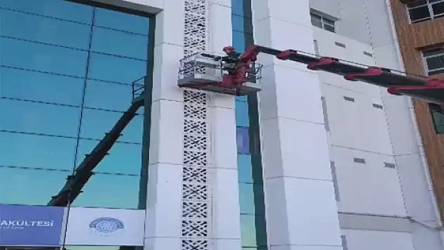 Konya'da 16 metre yükseklikte mahsur kalan kedi böyle kurtarıldı