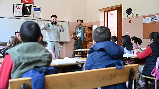 Konya'da 165 bin öğrenciye 'Çat Kapı' tiyatro sürprizi!