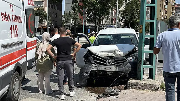 Konya'da 2 araç önce çarpıştı sonra direğe savruldu: 6 yaralı!