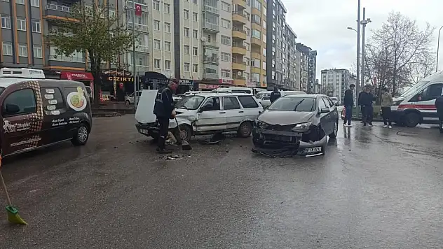Konya'da 2 otomobil kavşakta çarpıştı