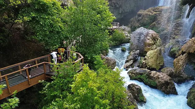 Konya'da 20 metreden dökülen huzurun ve serinliğin sesi: Yerköprü Şelalesi!