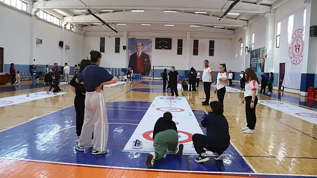 Konya'da 23 Nisan'a özel curling müsabakası düzenlendi
