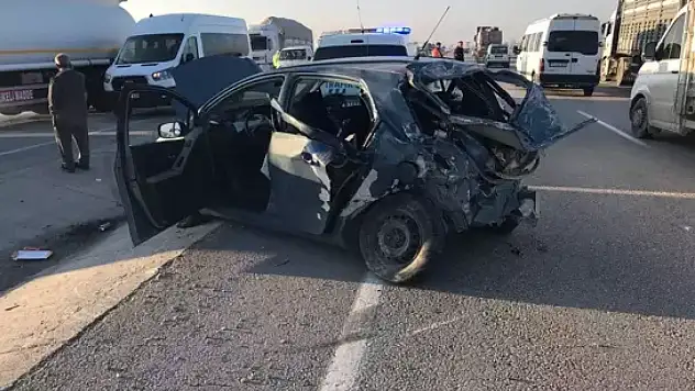 Konya'da 3 araç birbirine girdi! Öğretmen yaralandı
