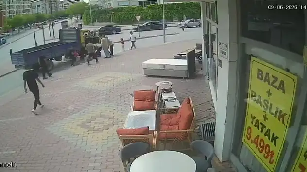 Konya'da 4 kişi bir bisiklete bindi: Kamyonetin altında kaldılar...