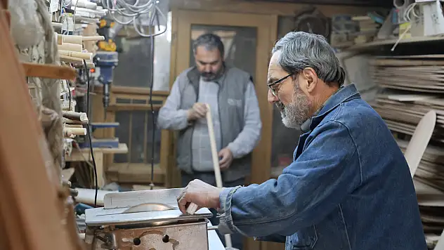 Konya'da ahşaba bir ömür veren baba-oğul zamana direniyor!