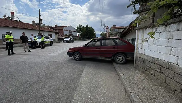 Konya'da akıl almaz olay: Polisten kaçarken evin duvarına tosladı!