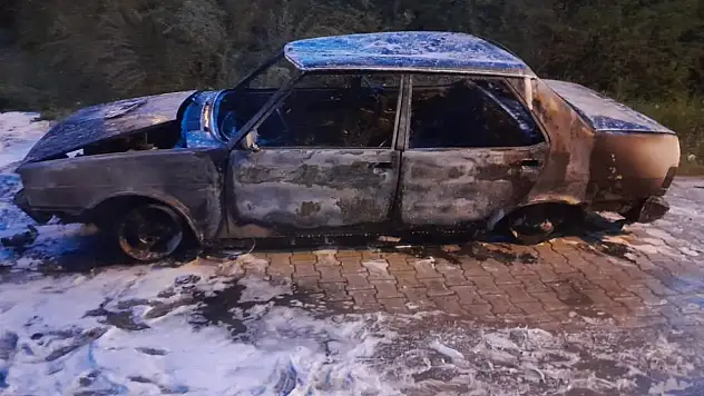 Konya'da alev alan otomobil hurdaya döndü