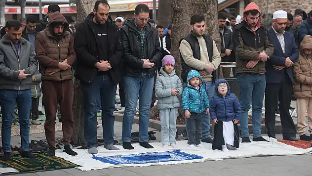 Konya'da Bayram Namazında camiler doldu taştı