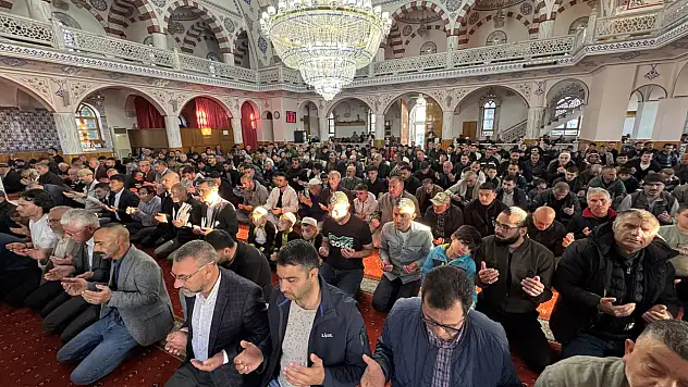 Konya'da bayram namazında camiler doldu taştı