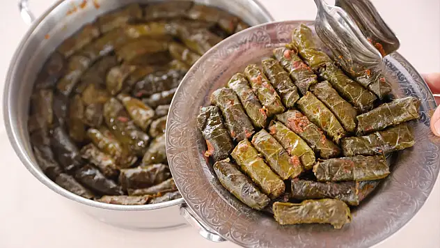 Konya'da bayramın en lezzetli eşlikçisi: Etli yaprak sarması!