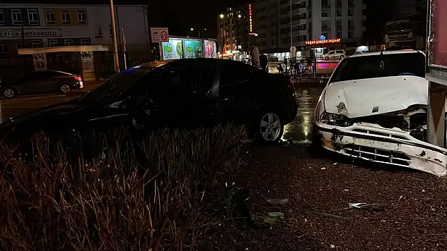 Konya'da can pazarı! 2 otomobil çarpıştı, reklam panosu durdurabildi!