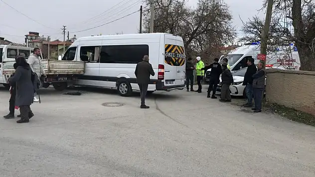 Konya'da can pazarı! Okul servisi ile belediye aracı çarpıştı