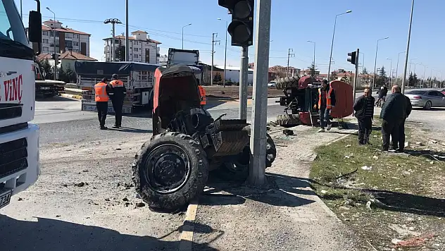 Konya'da can pazarı: Tırın çarptığı traktör ikiye ayrıldı!