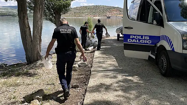 Konya'da dalgıç polislerden çevreye örnek davranış