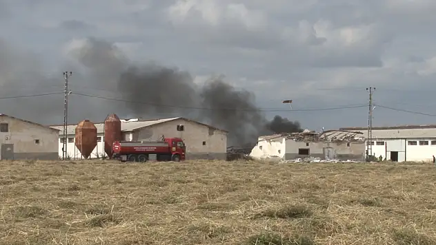 Konya'da depoda yangın çıktı, havai fişekler patladı!