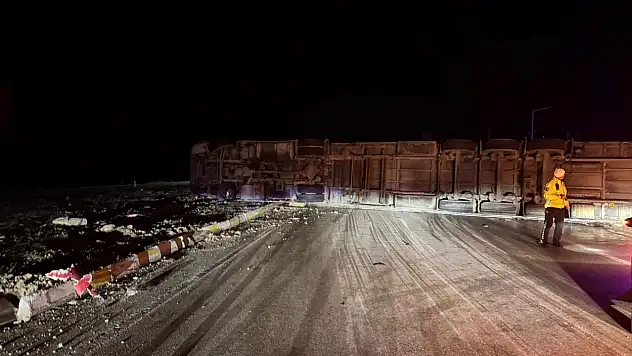 Konya'da devrilen tırın sürücü yaralandı