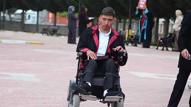 Konya'da engel tanımayan zafer! Okulundan başarıyla mezun oldu