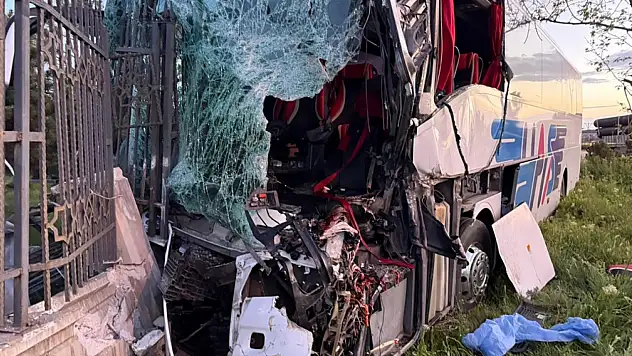 Son Dakika! Konya'da feci kaza! Yolcu otobüsü, TIR'a çarptı: 1 ölü, 8 yaralı!