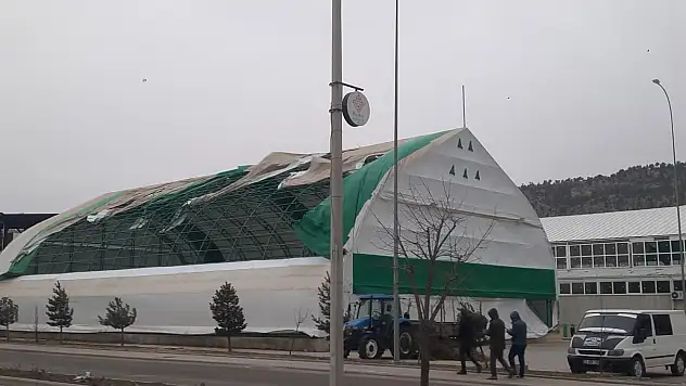 Konya'da fırtına etkili oldu! Çatıları uçtu, ağaçlar devrildi