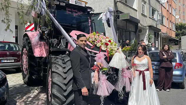 Konya'da fuarın gözdesiydi: Pembe traktör gelin arabası oldu!