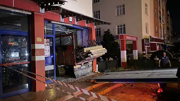 Konya'da gece yarısı büyük panik! Kamyon markete girdi, ortalık savaş alanına döndü