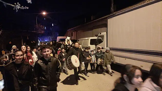 Konya'da geleneksel Ramazan coşkusu manilerle şenlendi