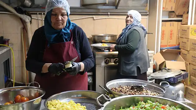 Konya'da gönüllere dokunan emeklilik! Kimsesizlerin annesi oldu