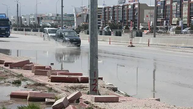 Konya'da görünmez tuzak takla attırdı! Su birikintilerine dikkat!