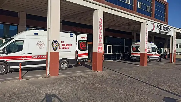 Konya'da hafif ticari araç otomobille çarpıştı! 4 kişi hastanelik oldu