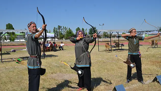 Konya'da herkese örnek olacak aile! Oğullarının peşinden gittiler, ailece okçu oldular