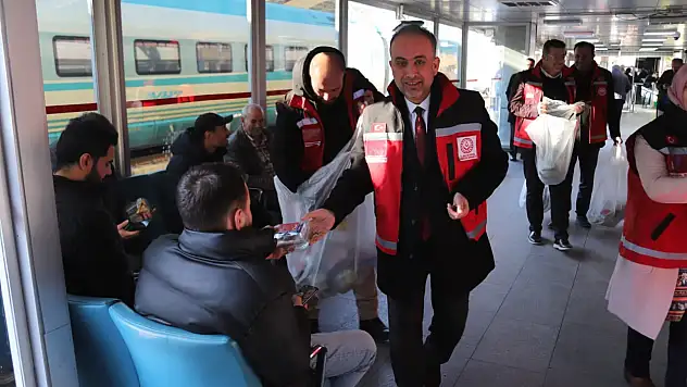 Konya'da iftar vaktine yetişemeyenlere iftarlık dağıtıldı