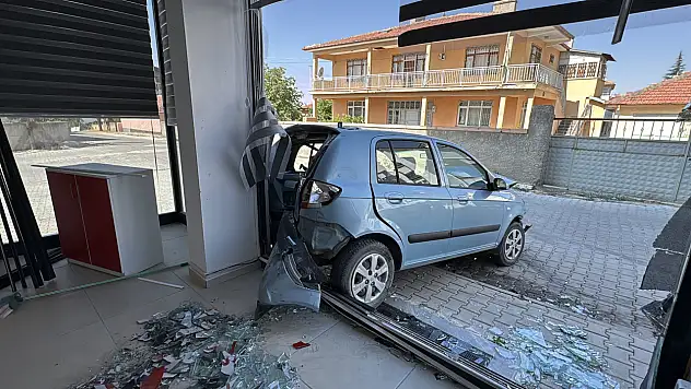 Konya'da inanılmaz kaza: Önce park halindeki araçlara çarptı sonra iş yerine daldı!