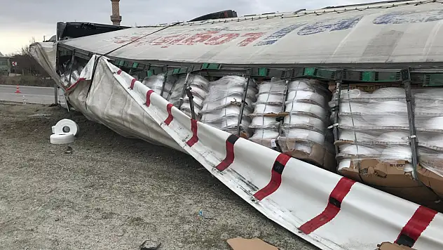 Konya'da iplik yüklü tır devrildi: 1 yaralı