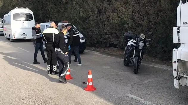 Konya'da İşçi Servisi Tır Sürücüsüne Çarptı!