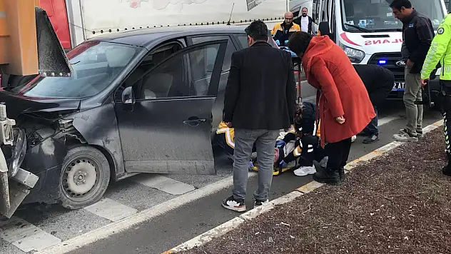 Konya'da ışıklarda bekleyen tıra çarpan sürücü yaralandı