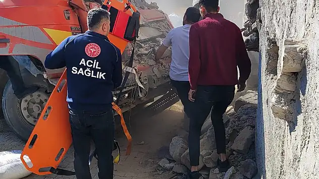 Konya'da kamyon eve girdi: Kabinde sıkışan sürücü güçlükle çıkarıldı!