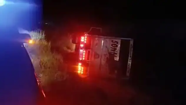 Konya'da kamyon şarampole devrildi: 2 yaralı
