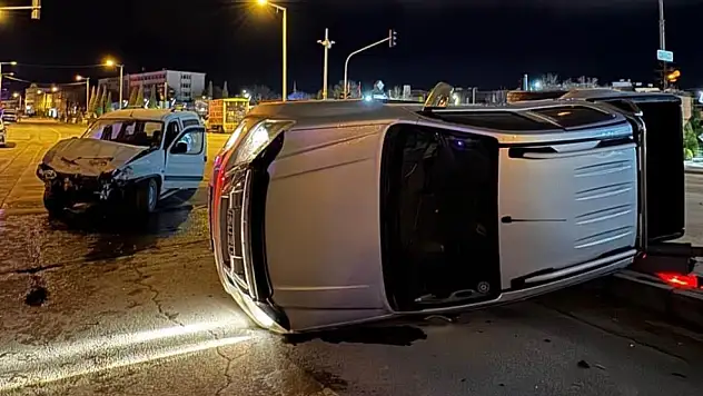 Konya'da kamyonetler çarpıştı: 2 yaralı!
