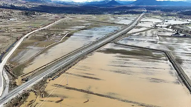 Konya'da kanal taştı, ekili alanlar suyla kaplandı