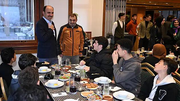 Konya'da kardeşlik sofrası! Başkan Altay Gazzelilerle iftarda buluştu