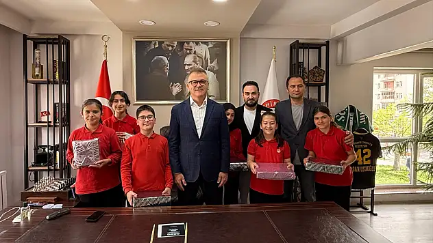 Konya'da Kitap Okuma Projesi kapsamında öğrenciler ödüllendirildi