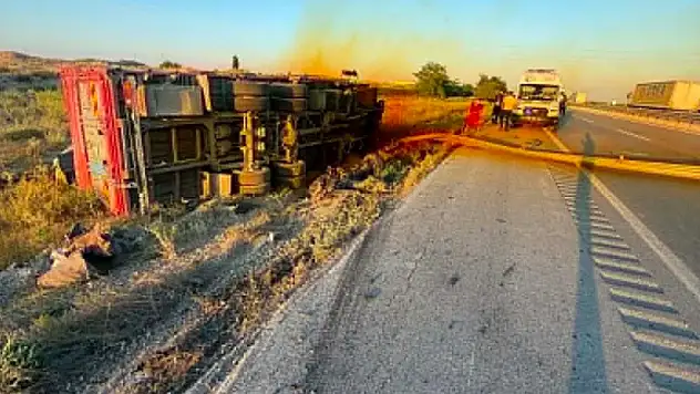 Konya'da kontrolden çıkan kamyon devrildi: 1 yaralı