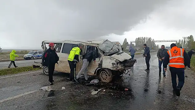 Konya'da kontrolden çıkan minibüs devrildi! Sürücü hastaneye kaldırıldı