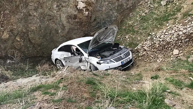 Konya'da kontrolden çıkan otomobil şarampole uçtu: 2 yaralı