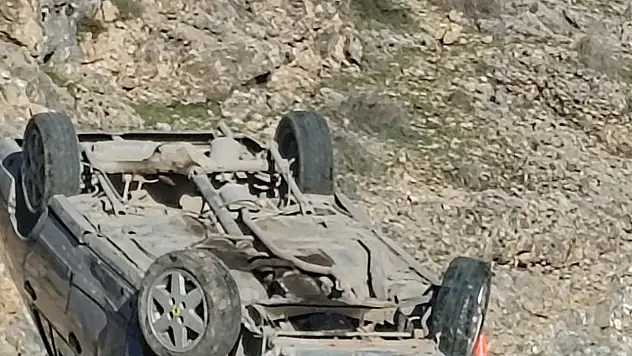 Konya'da kontrolden çıkan otomobil ters döndü
